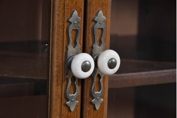 中古　美品　飛騨産業　キツツキ　ガラス扉に可愛らしい装飾の入った照明付きキャビネット　定価約30万円相当　(R-085481)