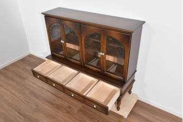 中古　美品　飛騨産業　キツツキ　ガラス扉に可愛らしい装飾の入った照明付きキャビネット　定価約30万円相当　(R-085481)