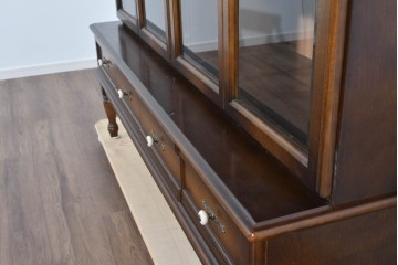 中古　美品　飛騨産業　キツツキ　ガラス扉に可愛らしい装飾の入った照明付きキャビネット　定価約30万円相当　(R-085481)