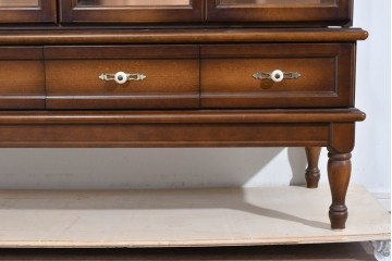 中古　美品　飛騨産業　キツツキ　ガラス扉に可愛らしい装飾の入った照明付きキャビネット　定価約30万円相当　(R-085481)