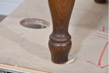 中古　美品　飛騨産業　キツツキ　ガラス扉に可愛らしい装飾の入った照明付きキャビネット　定価約30万円相当　(R-085481)