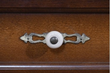 中古　美品　飛騨産業　キツツキ　ガラス扉に可愛らしい装飾の入った照明付きキャビネット　定価約30万円相当　(R-085481)