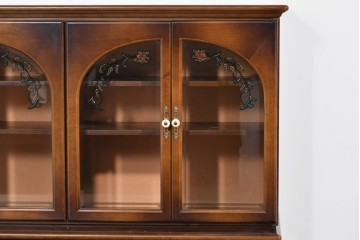 中古　美品　飛騨産業　キツツキ　ガラス扉に可愛らしい装飾の入った照明付きキャビネット　定価約30万円相当　(R-085481)