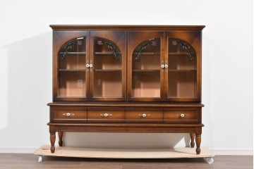 中古　美品　飛騨産業　キツツキ　ガラス扉に可愛らしい装飾の入った照明付きキャビネット　定価約30万円相当　(R-085481)