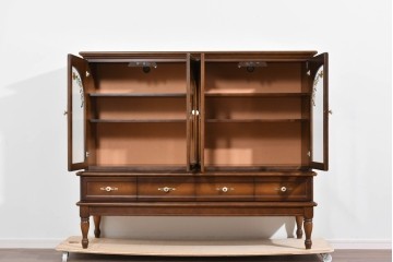 中古　美品　飛騨産業　キツツキ　ガラス扉に可愛らしい装飾の入った照明付きキャビネット　定価約30万円相当　(R-085481)