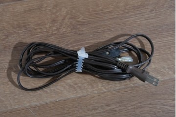 中古　美品　飛騨産業　キツツキ　ガラス扉に可愛らしい装飾の入った照明付きキャビネット　定価約30万円相当　(R-085481)