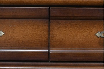 中古　美品　飛騨産業　キツツキ　ガラス扉に可愛らしい装飾の入った照明付きキャビネット　定価約30万円相当　(R-085481)