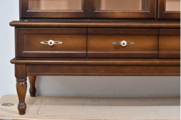 中古　美品　飛騨産業　キツツキ　ガラス扉に可愛らしい装飾の入った照明付きキャビネット　定価約30万円相当　(R-085481)