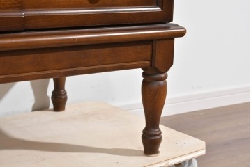 中古　美品　飛騨産業　キツツキ　ガラス扉に可愛らしい装飾の入った照明付きキャビネット　定価約30万円相当　(R-085481)