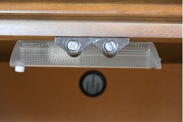 中古　美品　飛騨産業　キツツキ　ガラス扉に可愛らしい装飾の入った照明付きキャビネット　定価約30万円相当　(R-085481)