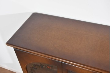 中古　美品　飛騨産業　キツツキ　ガラス扉に可愛らしい装飾の入った照明付きキャビネット　定価約30万円相当　(R-085481)