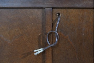 中古　美品　飛騨産業　キツツキ　ガラス扉に可愛らしい装飾の入った照明付きキャビネット　定価約30万円相当　(R-085481)