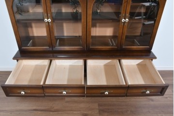 中古　美品　飛騨産業　キツツキ　ガラス扉に可愛らしい装飾の入った照明付きキャビネット　定価約30万円相当　(R-085481)