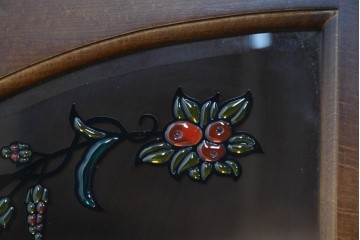 中古　美品　飛騨産業　キツツキ　ガラス扉に可愛らしい装飾の入った照明付きキャビネット　定価約30万円相当　(R-085481)