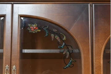 中古　美品　飛騨産業　キツツキ　ガラス扉に可愛らしい装飾の入った照明付きキャビネット　定価約30万円相当　(R-085481)