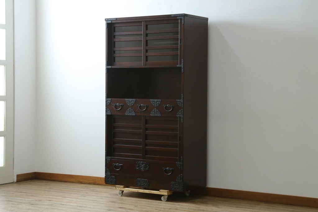 中古　美品　国産家具　欅(ケヤキ)材　金具の装飾が美しい3尺水屋箪笥食器棚　(R-085482)