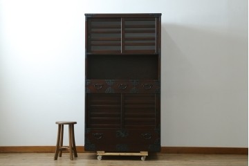 中古　美品　国産家具　欅(ケヤキ)材　金具の装飾が美しい3尺水屋箪笥食器棚　(R-085482)