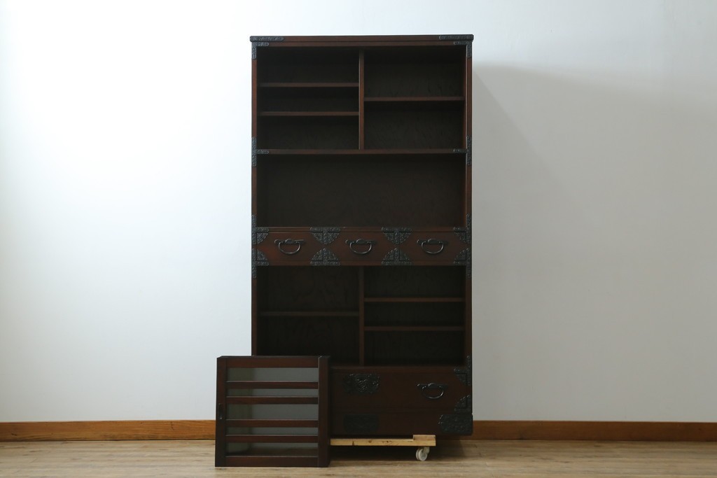 中古　美品　国産家具　欅(ケヤキ)材　金具の装飾が美しい3尺水屋箪笥食器棚　(R-085482)