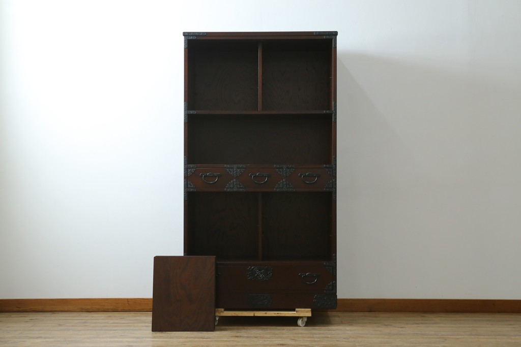 中古　美品　国産家具　欅(ケヤキ)材　金具の装飾が美しい3尺水屋箪笥食器棚　(R-085482)