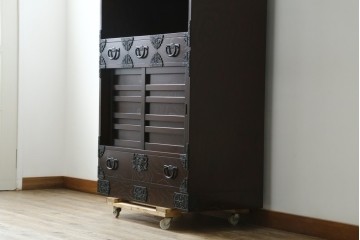 中古　美品　国産家具　欅(ケヤキ)材　金具の装飾が美しい3尺水屋箪笥食器棚　(R-085482)