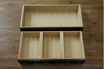 中古　美品　国産家具　欅(ケヤキ)材　金具の装飾が美しい3尺水屋箪笥食器棚　(R-085482)