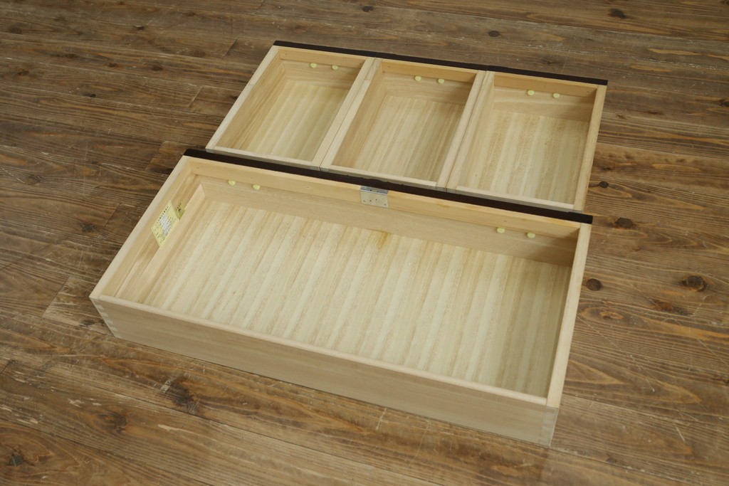 中古　美品　国産家具　欅(ケヤキ)材　金具の装飾が美しい3尺水屋箪笥食器棚　(R-085482)