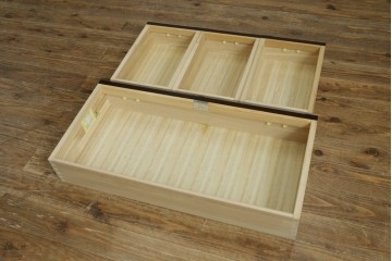 中古　美品　国産家具　欅(ケヤキ)材　金具の装飾が美しい3尺水屋箪笥食器棚　(R-085482)