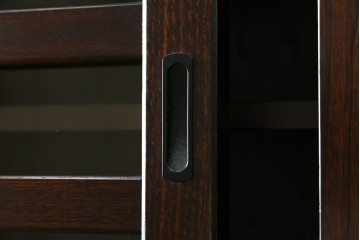 中古　美品　国産家具　欅(ケヤキ)材　金具の装飾が美しい3尺水屋箪笥食器棚　(R-085482)