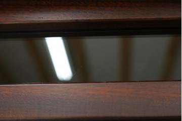 中古　美品　国産家具　欅(ケヤキ)材　金具の装飾が美しい3尺水屋箪笥食器棚　(R-085482)