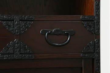 中古　美品　国産家具　欅(ケヤキ)材　金具の装飾が美しい3尺水屋箪笥食器棚　(R-085482)