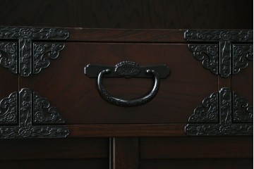 中古　美品　国産家具　欅(ケヤキ)材　金具の装飾が美しい3尺水屋箪笥食器棚　(R-085482)