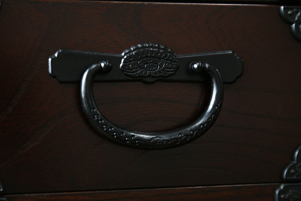 中古　美品　国産家具　欅(ケヤキ)材　金具の装飾が美しい3尺水屋箪笥食器棚　(R-085482)