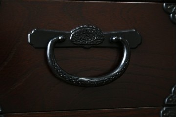 中古　美品　国産家具　欅(ケヤキ)材　金具の装飾が美しい3尺水屋箪笥食器棚　(R-085482)