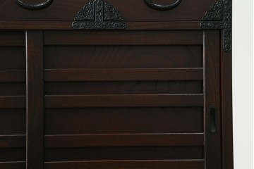 中古　美品　国産家具　欅(ケヤキ)材　金具の装飾が美しい3尺水屋箪笥食器棚　(R-085482)