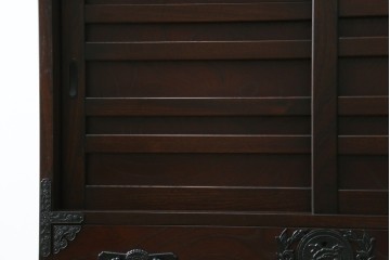 中古　美品　国産家具　欅(ケヤキ)材　金具の装飾が美しい3尺水屋箪笥食器棚　(R-085482)