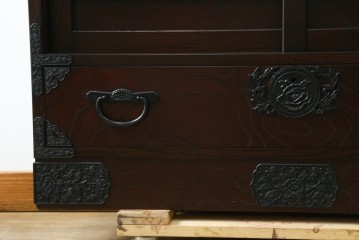 中古　美品　国産家具　欅(ケヤキ)材　金具の装飾が美しい3尺水屋箪笥食器棚　(R-085482)