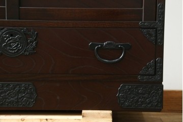 中古　美品　国産家具　欅(ケヤキ)材　金具の装飾が美しい3尺水屋箪笥食器棚　(R-085482)