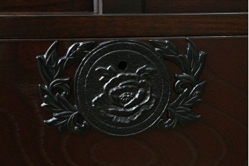 中古　美品　国産家具　欅(ケヤキ)材　金具の装飾が美しい3尺水屋箪笥食器棚　(R-085482)