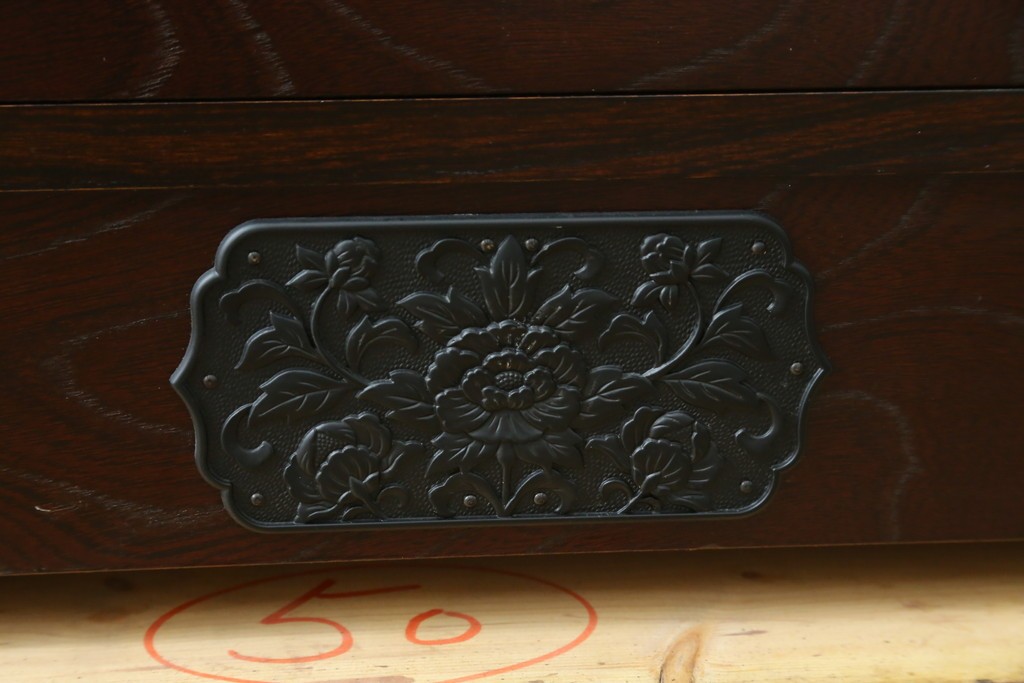 中古　美品　国産家具　欅(ケヤキ)材　金具の装飾が美しい3尺水屋箪笥食器棚　(R-085482)