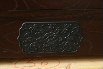 中古　美品　国産家具　欅(ケヤキ)材　金具の装飾が美しい3尺水屋箪笥食器棚　(R-085482)