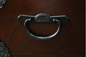 中古　美品　国産家具　欅(ケヤキ)材　金具の装飾が美しい3尺水屋箪笥食器棚　(R-085482)