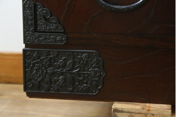 中古　美品　国産家具　欅(ケヤキ)材　金具の装飾が美しい3尺水屋箪笥食器棚　(R-085482)