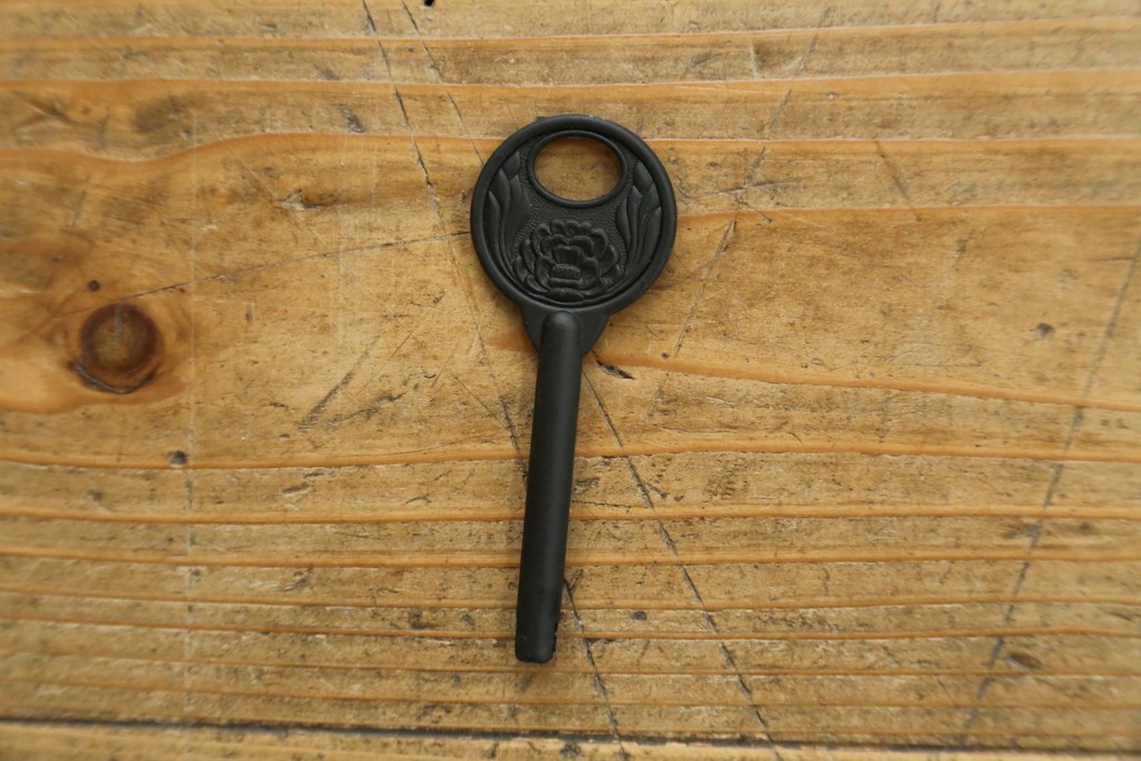 中古　美品　国産家具　欅(ケヤキ)材　金具の装飾が美しい3尺水屋箪笥食器棚　(R-085482)