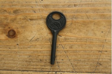 中古　美品　国産家具　欅(ケヤキ)材　金具の装飾が美しい3尺水屋箪笥食器棚　(R-085482)