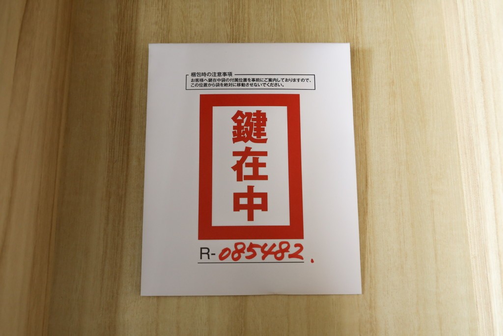 中古　美品　国産家具　欅(ケヤキ)材　金具の装飾が美しい3尺水屋箪笥食器棚　(R-085482)
