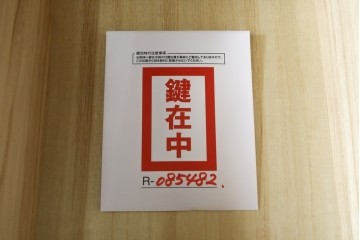 中古　美品　国産家具　欅(ケヤキ)材　金具の装飾が美しい3尺水屋箪笥食器棚　(R-085482)
