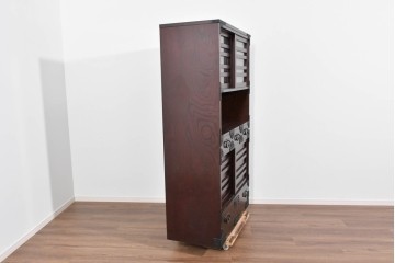 中古　美品　国産家具　欅(ケヤキ)材　金具の装飾が美しい3尺水屋箪笥　(R-085482)