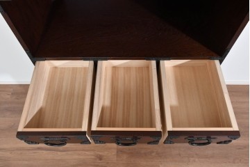 中古　美品　国産家具　欅(ケヤキ)材　金具の装飾が美しい3尺水屋箪笥　(R-085482)