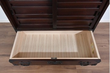 中古　美品　国産家具　欅(ケヤキ)材　金具の装飾が美しい3尺水屋箪笥　(R-085482)