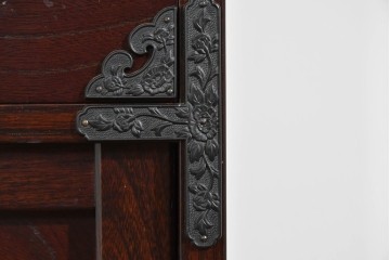 中古　美品　国産家具　欅(ケヤキ)材　金具の装飾が美しい3尺水屋箪笥　(R-085482)